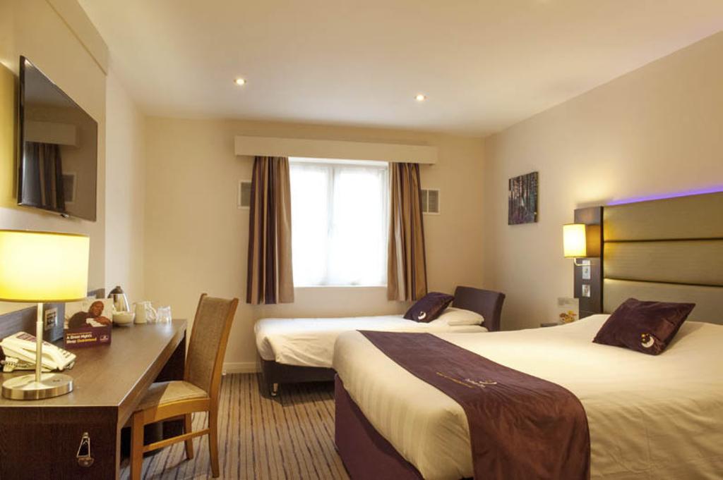Premier Inn Aberdeen Airport - ダイス 部屋 写真