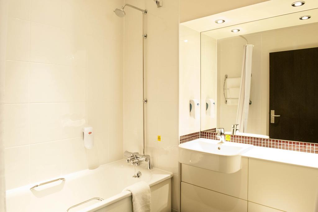 Premier Inn Aberdeen Airport - ダイス 部屋 写真